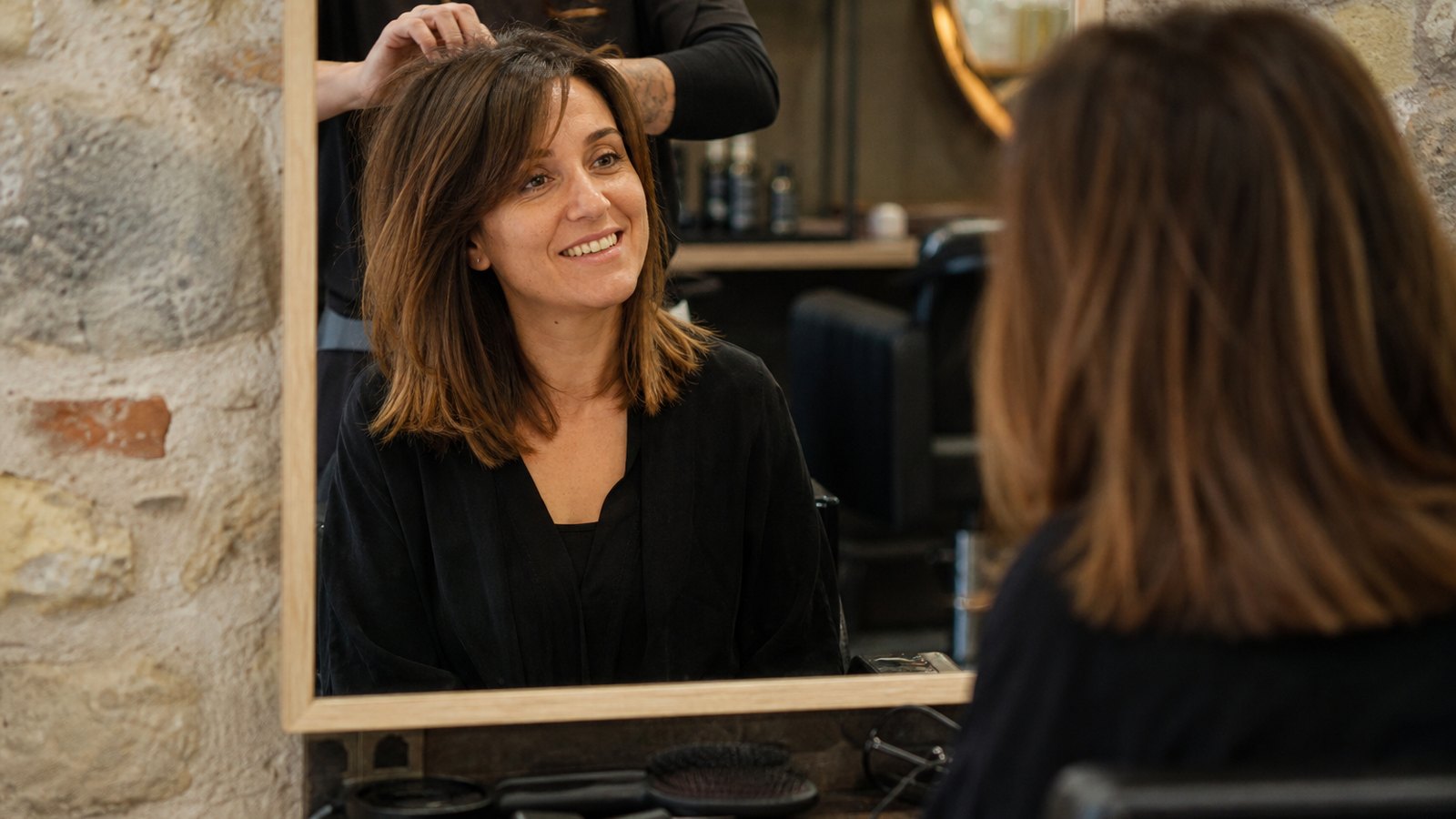 Client satisfait fidèle à son salon de coiffure