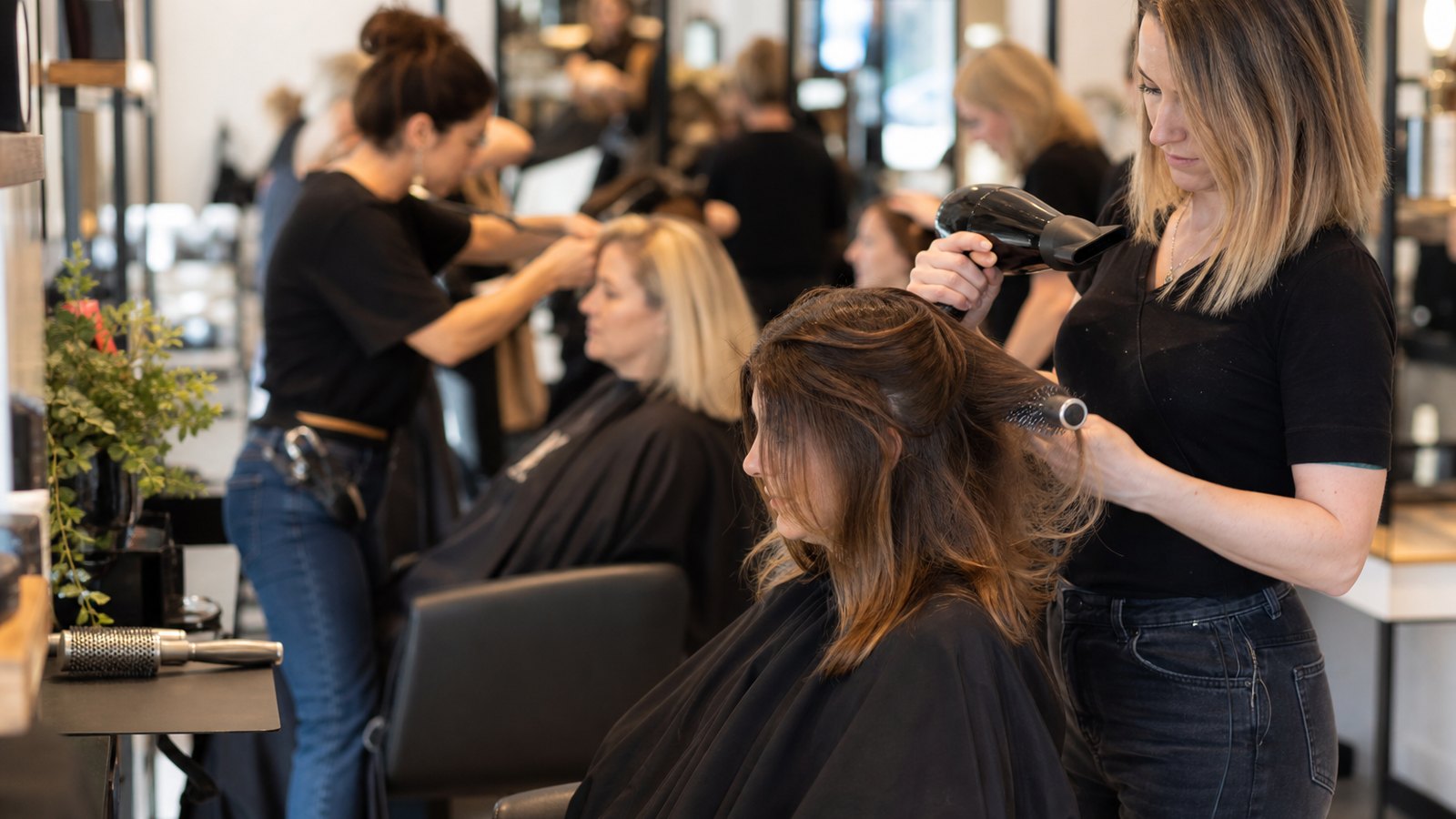 Salon de coiffure en pleine affluence